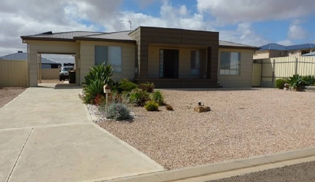 PEBBLES PARADISE is a 4 bed 2 bath modern home a couple minutes from the beach. in Moonta Bay