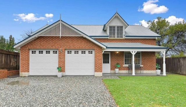 Peel House. Character Home & BBQ. Bathurst CBD.
