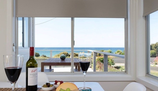 Penguin Beach House - STUNNING OCEAN VIEWS. 4 minute walk into heart of town.