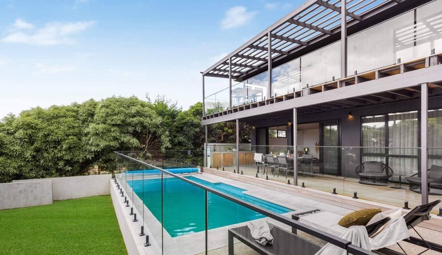Peninsula Black Diamond - heated pool, water views in McCrae