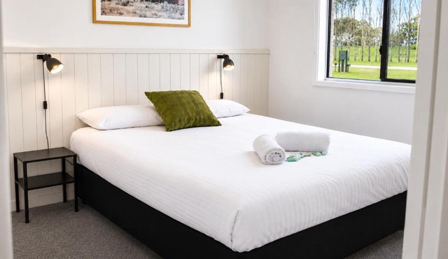 Penola Coonawarra Caravan Park -One-Bedroom Deluxe Villa in Penola