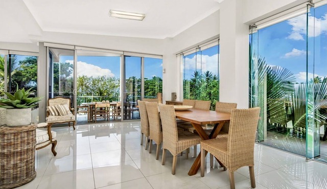 Penthouse Dunk Island Views Prime Village Location in Mission Beach