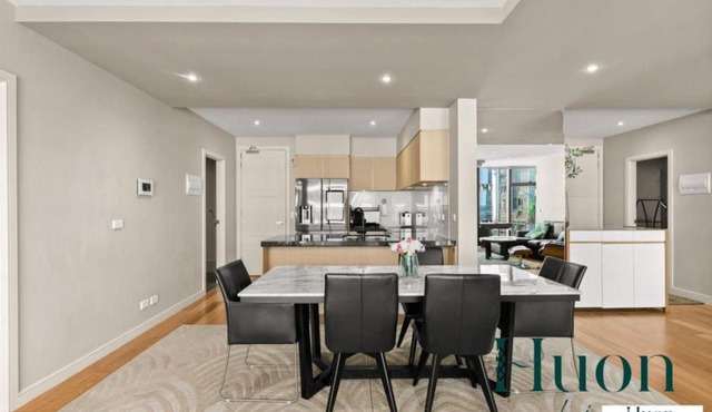 Penthouse style 4brmx4bath apt in Melbourne