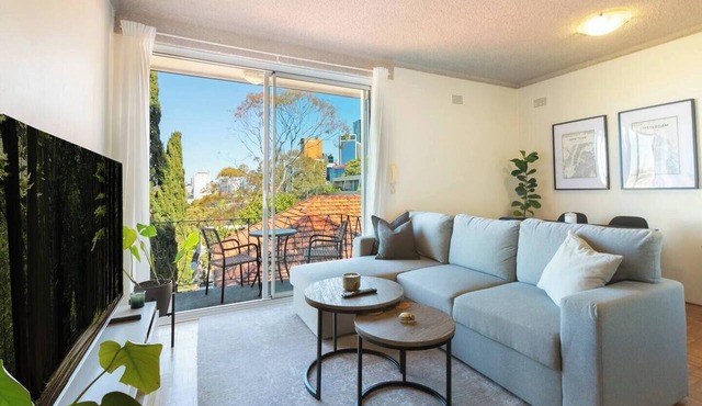 Penthouse with Harbour Views in Neutral Bay