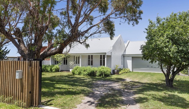 Pet-Friendly Barwon Heads Retreat | Walk to River & Town in Barwon Heads