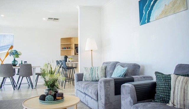 Pet Friendly Beachfront HolidayHome-Near Boat Ramp in Encounter Bay