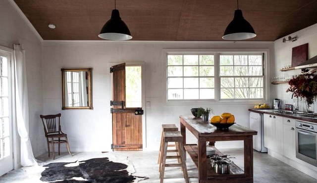 Pet-Friendly Cabin Rental with Ancient Peppercorn Tree in Castlemaine, Victoria