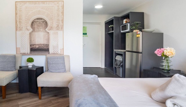 Pet-friendly deluxe rooms close to Sydney Olympic Park & Bankstown in Greenacre