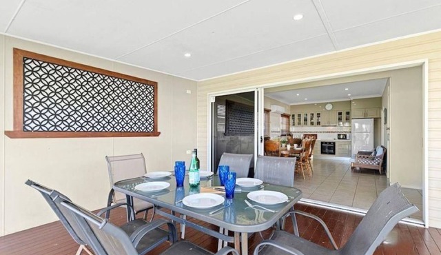 Pet Friendly Fish Cottage | Walk to Beach | Sleeps 8 - close to beaches, cafes
