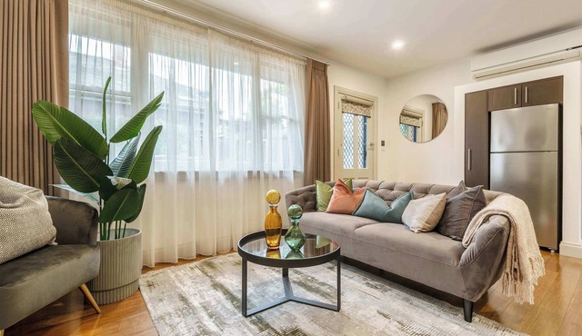 Pet-friendly guesthouse with garden and playground in Ivanhoe