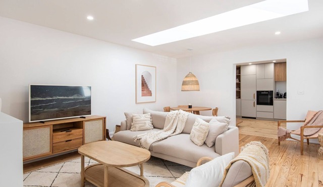 Pet Friendly - Modern Haven in Vibey Fitzroy Walk to shops