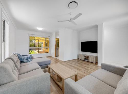 Pet-Friendly Retro Beach House - Walk to Dog Beach - Sleeps 8