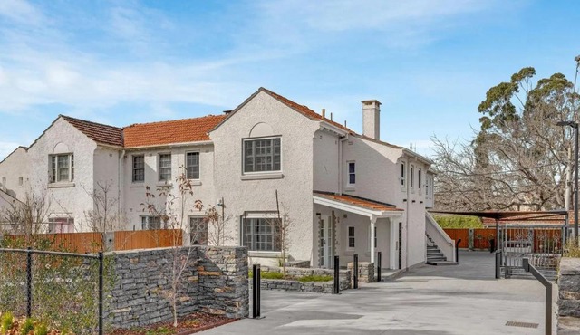Pilgrims Apartments in Griffith