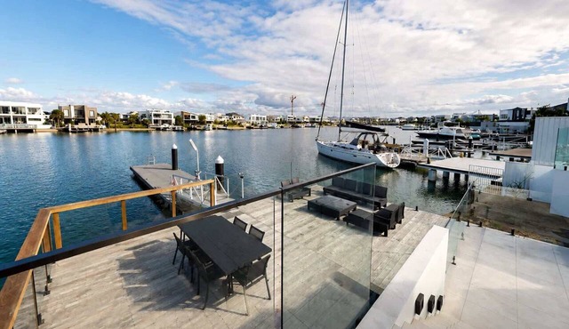Poolside 5-Bed House on Newport Waterfront