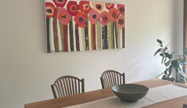 Poppies@Clunes Centrally located 80s-style home Cosy, comfortable & relaxing !