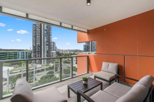 Premium Urban Stay with Rooftop Pool and City Views in Brisbane