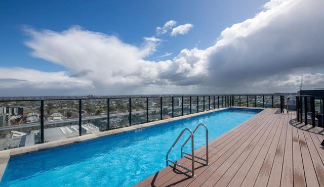 Preston Rooftop Oasis - Pool, Views & City Access in Melbourne