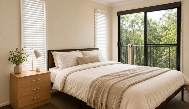 Private 3-Bedroom Upper-Level Apartment, Self Check-in in Riverview