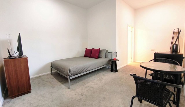 Private Ensuite Guest Suite near MONA with NBN WiFi and Air purifier