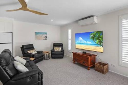Private Escape | Mooloolaba Close & Courtyard in Parrearra