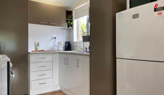 Private Guesthouse - Pet friendly - Walk to Beach