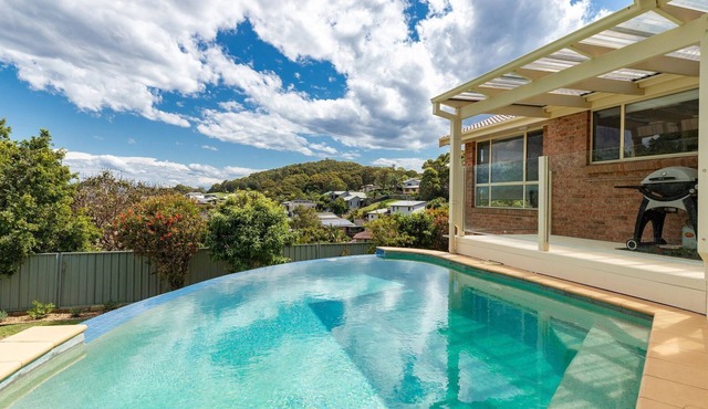 Private Infinity Pool Sleeps 8 Near One Mile Beach in Forster