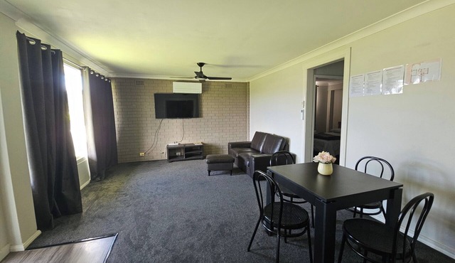 Private Lower‑Level 2‑Bedroom Unit – Walk to Lake Macquarie