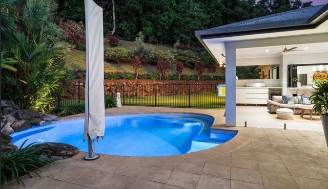 Private Rainforest Sanctuary with Pool and gym，15min away from the Airport. in Caravonica
