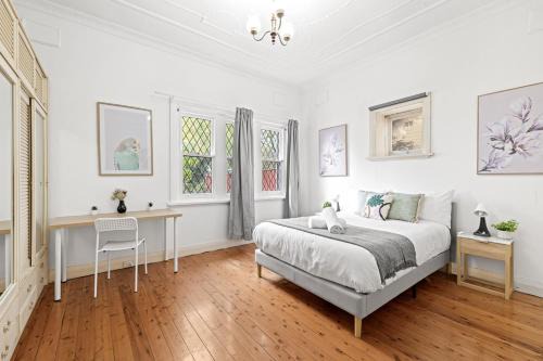 Quaint Double Room - Seconds to Shops & Eateries - Shared Bathroom