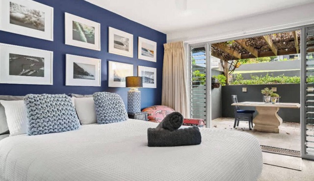 Queen Bedroom - Courtyard View - Close to Beach & Golf Course.