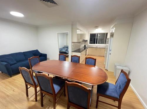 Queen Room in Comfortable and Peaceful Homestay with Air Conditioning - BP5 in Dundas Valley