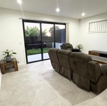 Queen Room in Modern House with Attached Bathroom - OR5