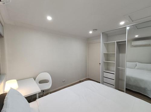 Queen Room - Train Station & Shopping Centre - NM8