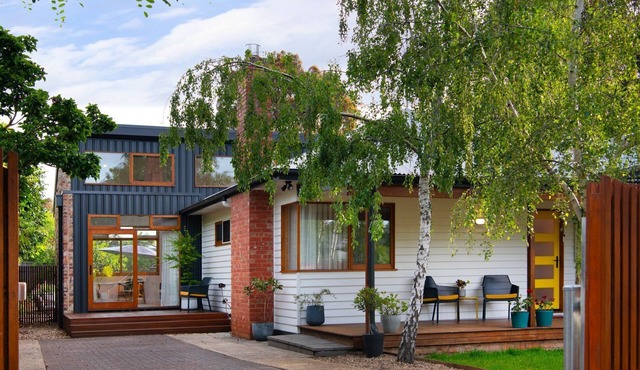 Queens on Trimble - Cozy cottage with wood fire, leafy garden, tub, pet-friendly in Daylesford