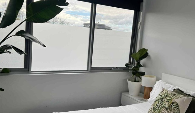 Quiet 1 Bedroom 1 Bathroom plus Study Close to Hospitals Free Parking