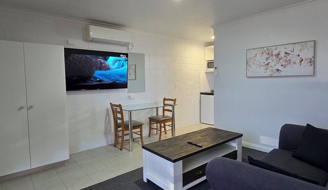 Quiet location across from the Lake. Easy walk into town. in Lakes Entrance