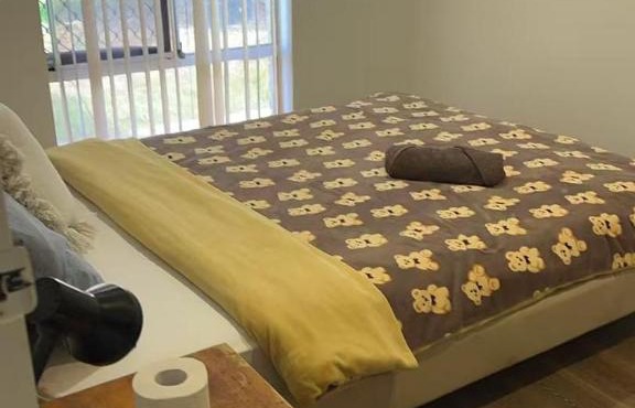 R4 Bright Spacious Room near Perth Airport with AC