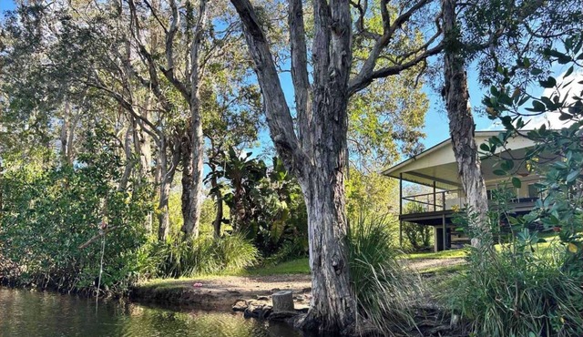 Rare wilderness riverfront 15 mins from Hastings St