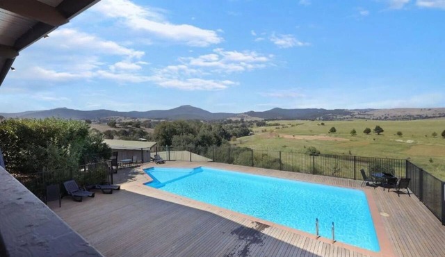 Red Gum - enjoy superb views in the heart of Merrijig! Sleeps 9 in Merrijig