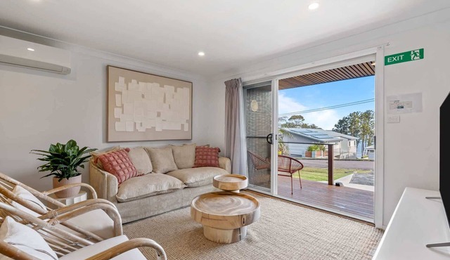 Relaxed 2 Bed Coastal Stay Near the Lake in Buff Point