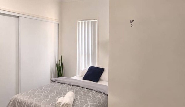 Relaxing Gateway: Private Room 1 in North Lakes