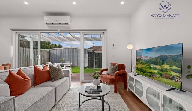 Relaxing Modern 4B3B Family Home Sleep 8 | Parking in Sunshine