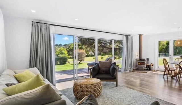 Renovated Beach House Retreat with BBQ & Garden in Smiths Beach