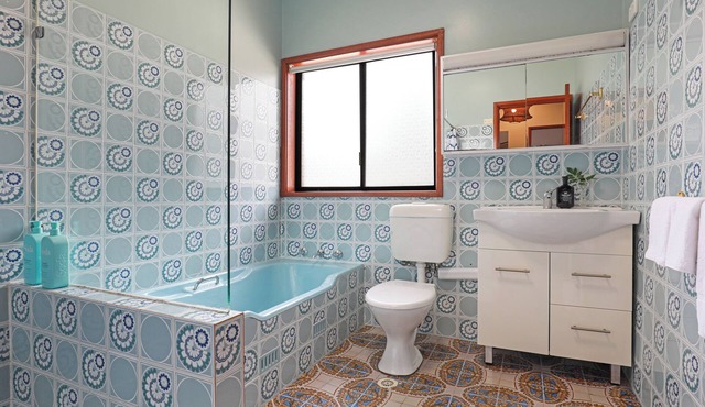 Renovated retro beach cottage w/5 bedrooms and only a short stroll to the beach