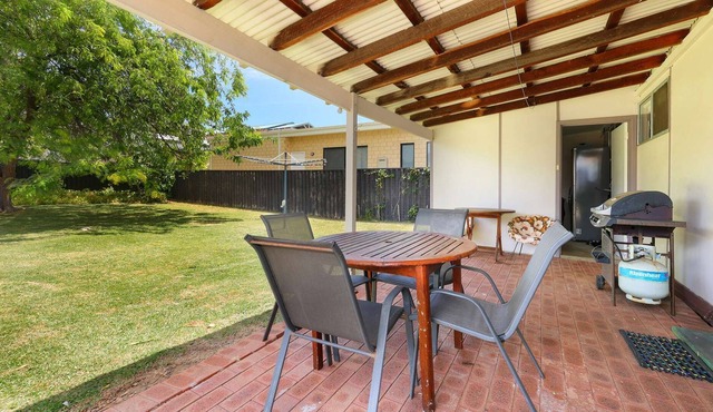Renovated waterfront cottage, opposite park, boat ramp in Mandurah