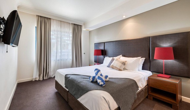 Resort Style City View w/King Bed, Pool, Balcony