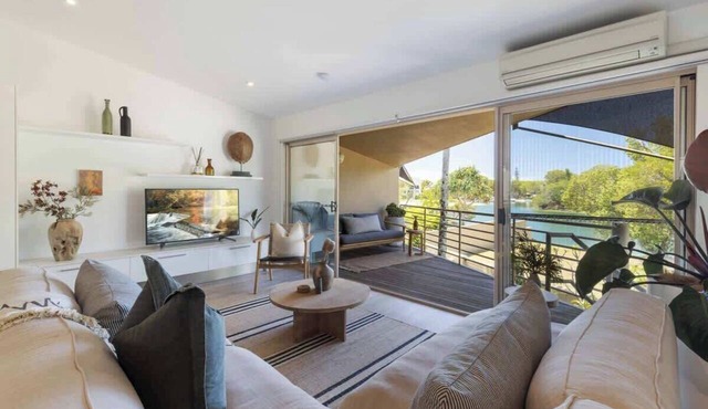 Riverfront Luxury - Poolside, Near Hastings