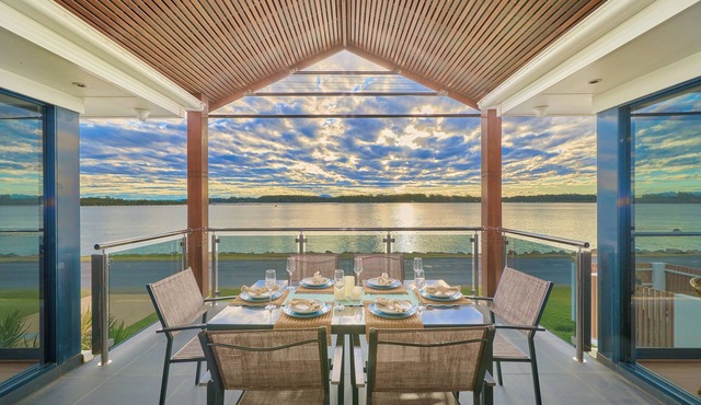 Riverside Luxury : 4 BR, 2 BA House in Port Macquarie , Sleeps 8