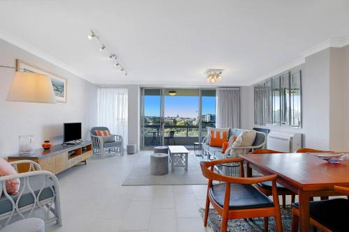 'Riverside Terrace' Inner-city Retro-chic with Pool in Brisbane