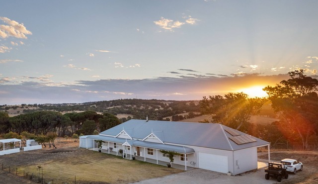Rolling Hills Estate - Off grid Luxury in Adelaide Hills